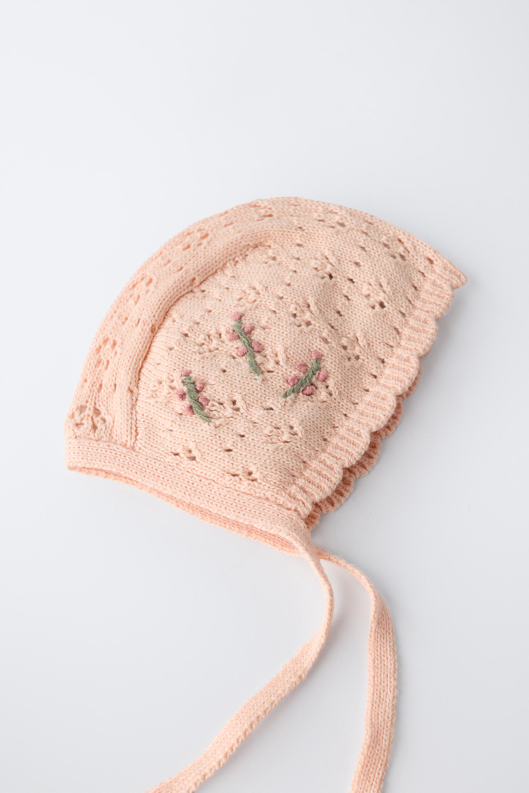 BONNET AJOURÉ À FLEURS BRODÉES